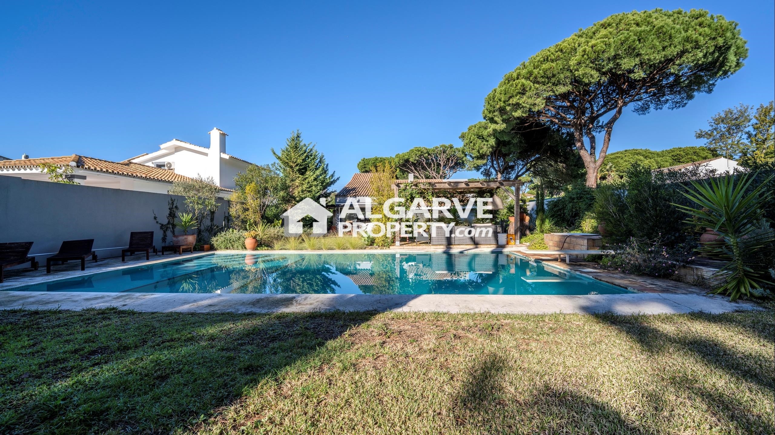 Charming 4-bedroom house overlooking the golf course in a very quiet area near Vilamoura Marina