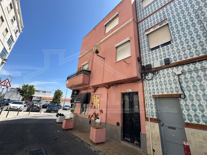 3-storey building - Centro de V. F. Xira