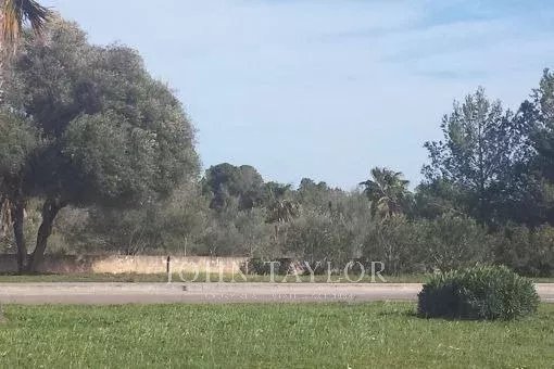 Front line golf plot for sports facilities