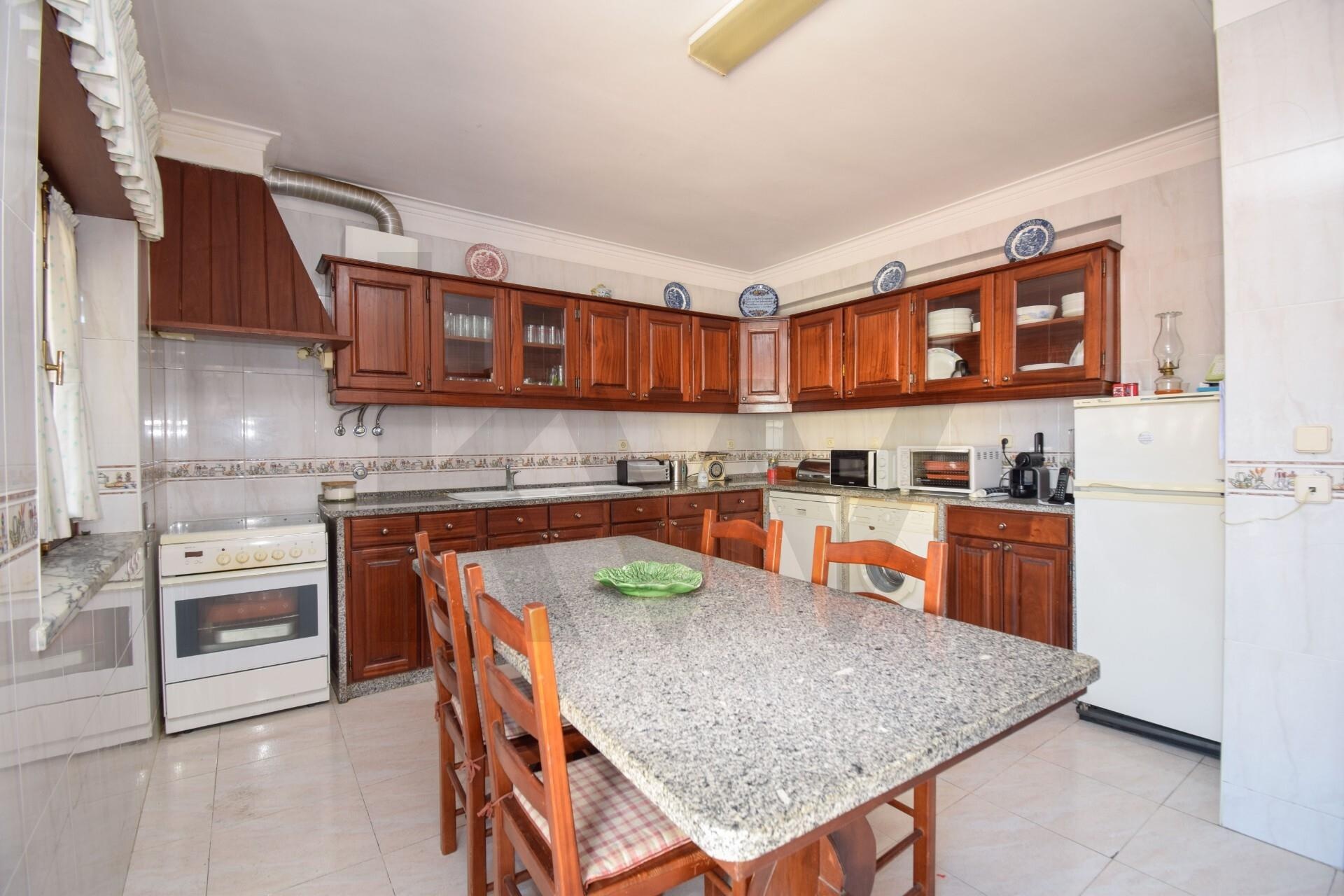 House with Warehouse and Independent Housing in Camarate - Loures