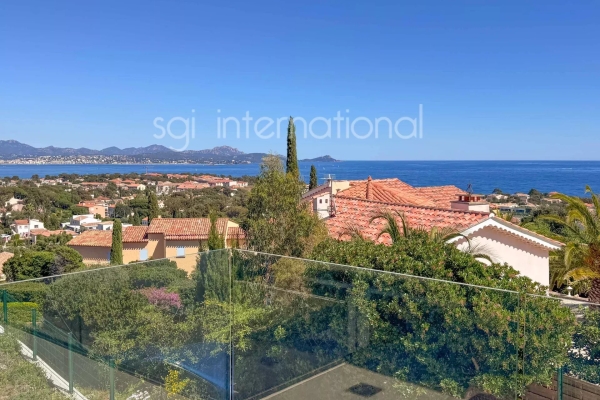 Saint-Aygulf - beautiful villa with swimming pool and panoramic sea view.