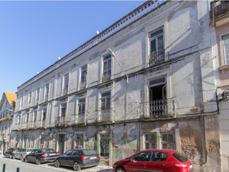 Mansion with garden in the historic center of Santarém.