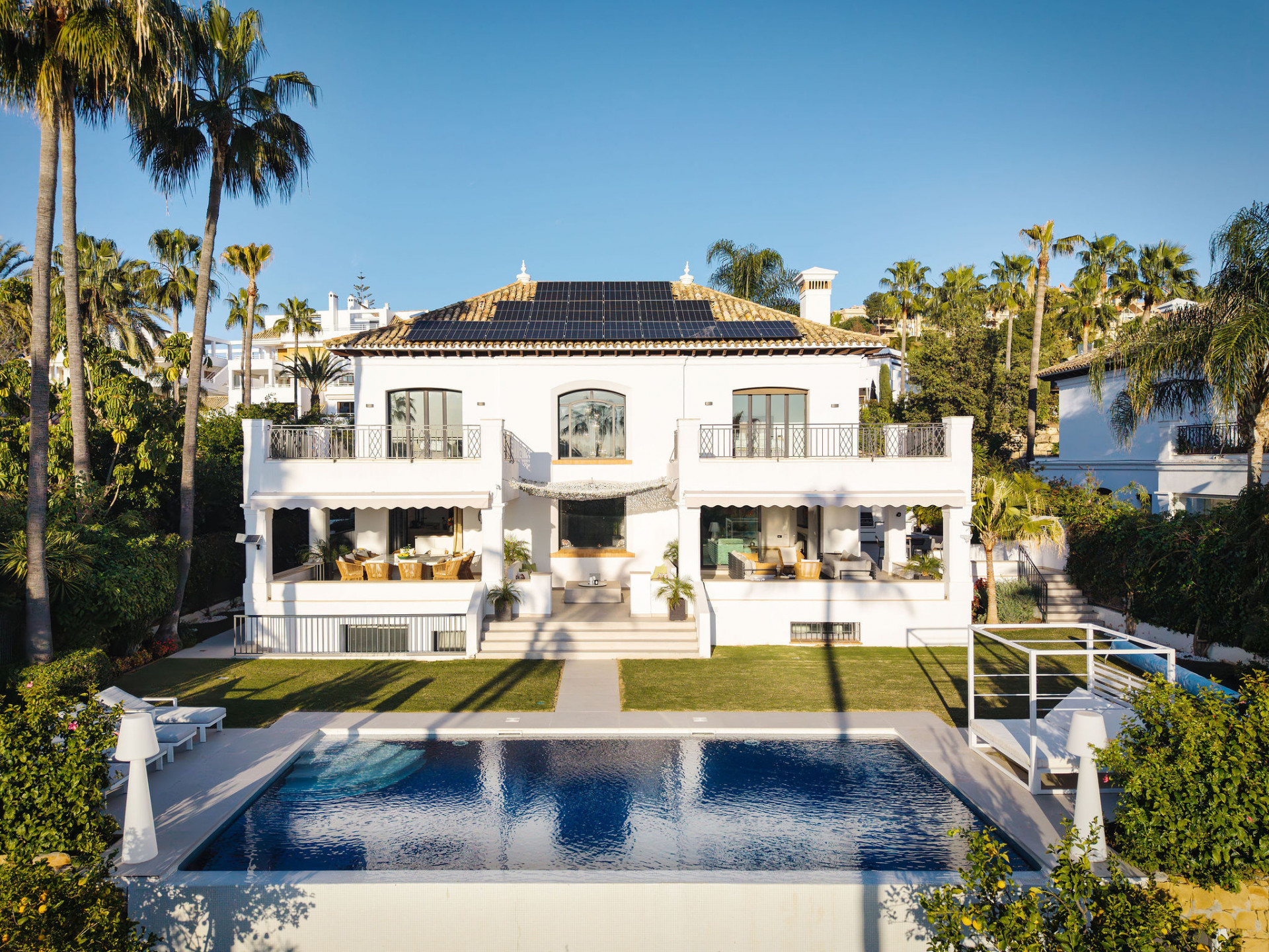 AWARD WINNING LUXURY REAL ESTATE AGENCY, STYLISH FRONTLINE GOLF VILLA WITH SPECTACULAR VIEWS IN NUEVA ANDALUCÍA