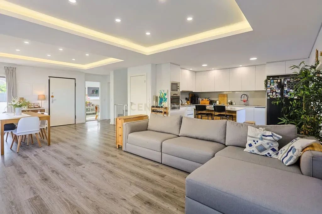 House T4 with 191 m2 - Fernão Ferro