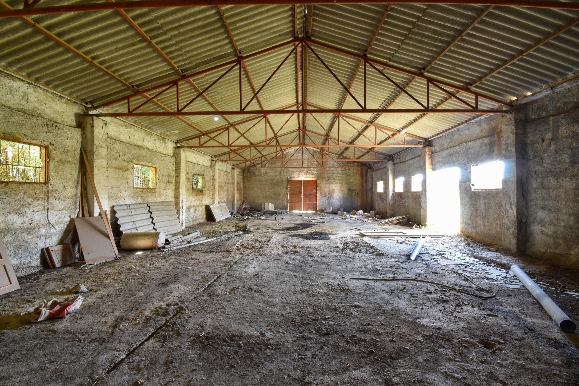 Industrial warehouse in the Ginatar area, Dúrcal, a few meters from the sports pavilion.