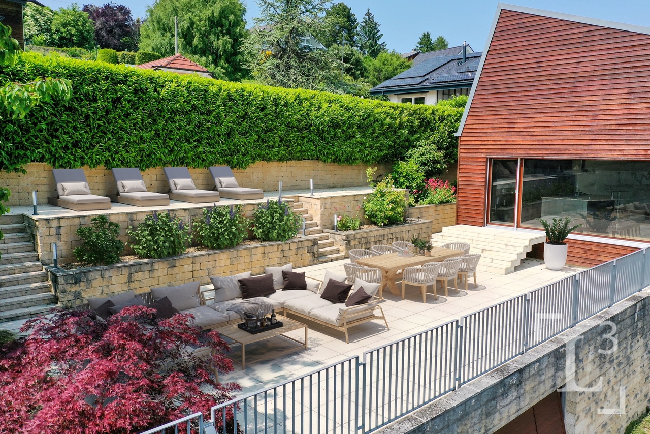 Detached villa with open lake views