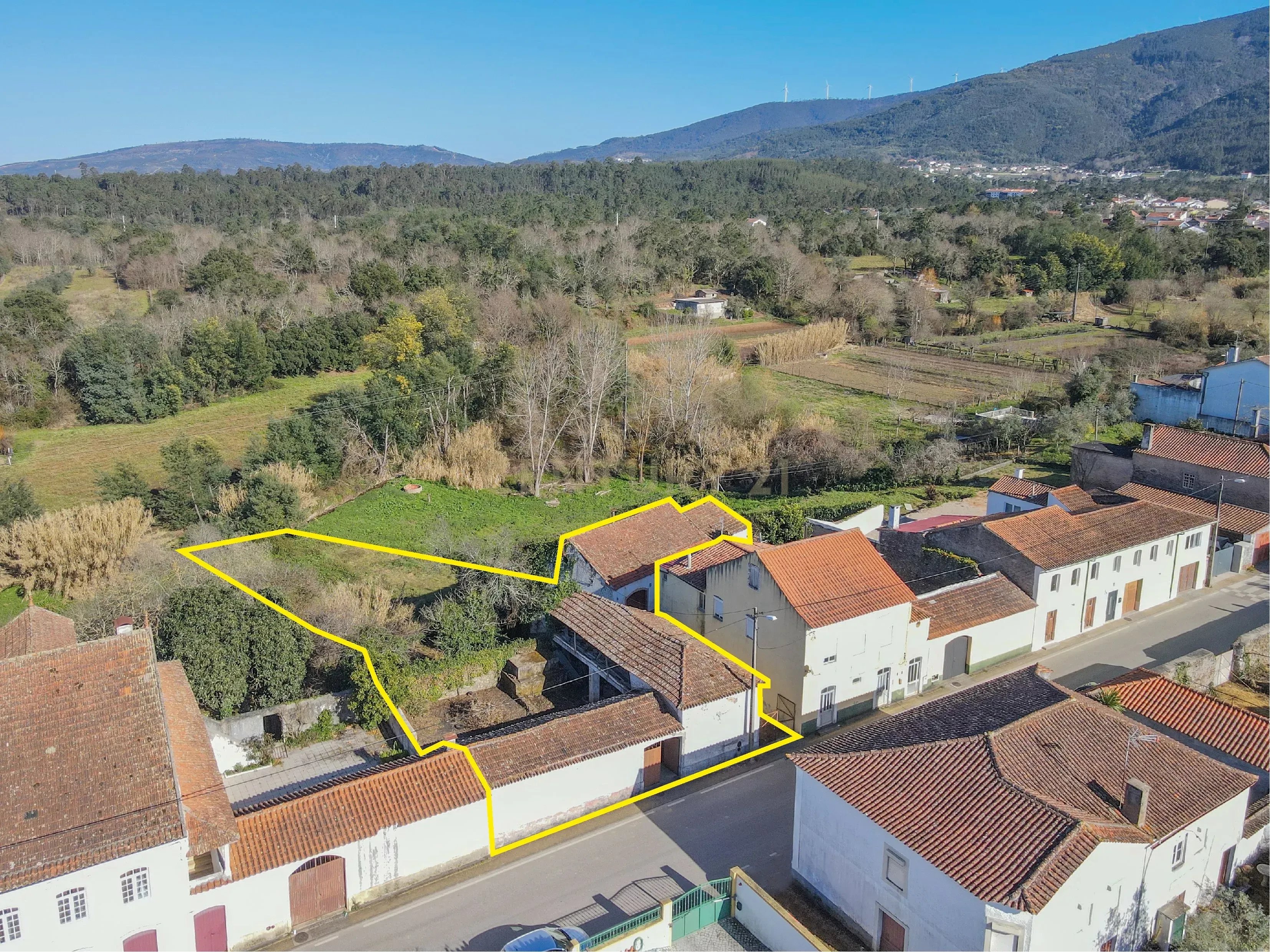 Farm with olive press factory, covered area,patio,storage area,land and well on a very good location at 5 min.from town centre