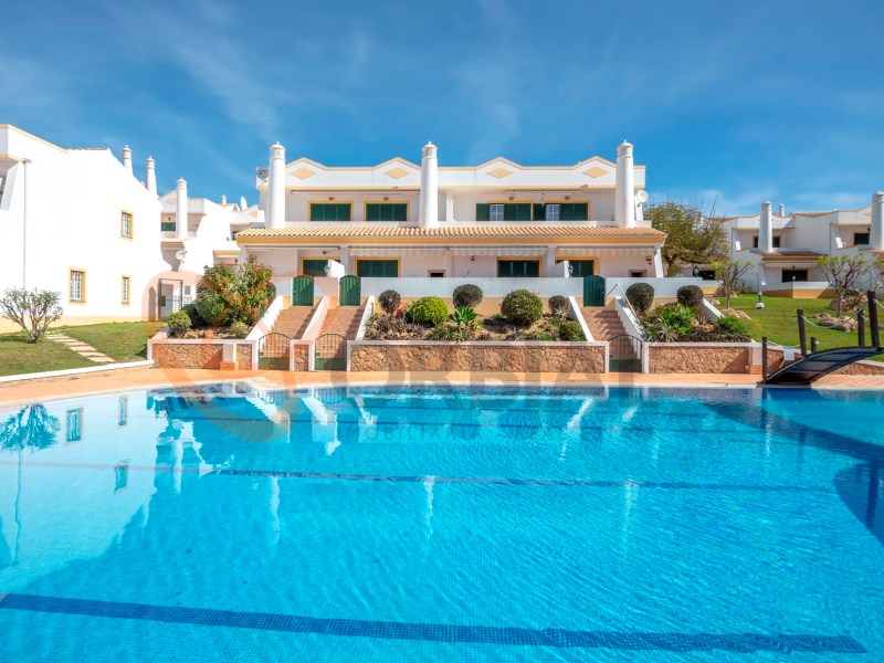 2 bedroom villa for sale, inserted in a private condominium with swimming pool, in São Rafael, Albufeira
