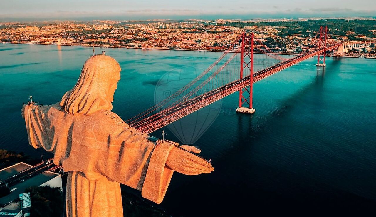 Building for sale in Almada, Portugal