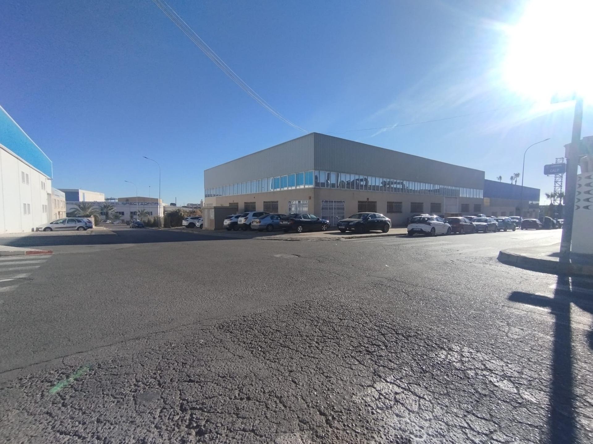 WAREHOUSE OF 2,371 M2 IN POL. INDUSTRIAL