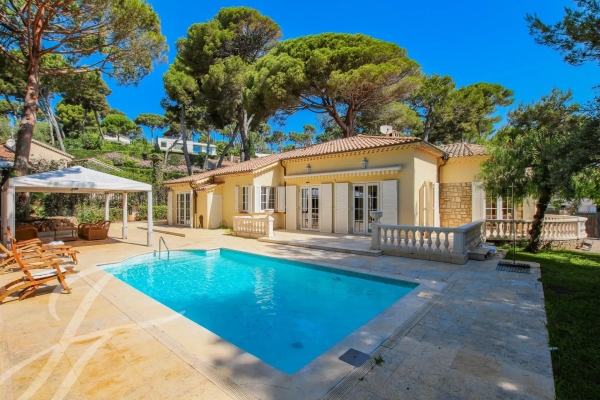 Cap d'Antibes | Walking distance to the beaches of La Garoupe