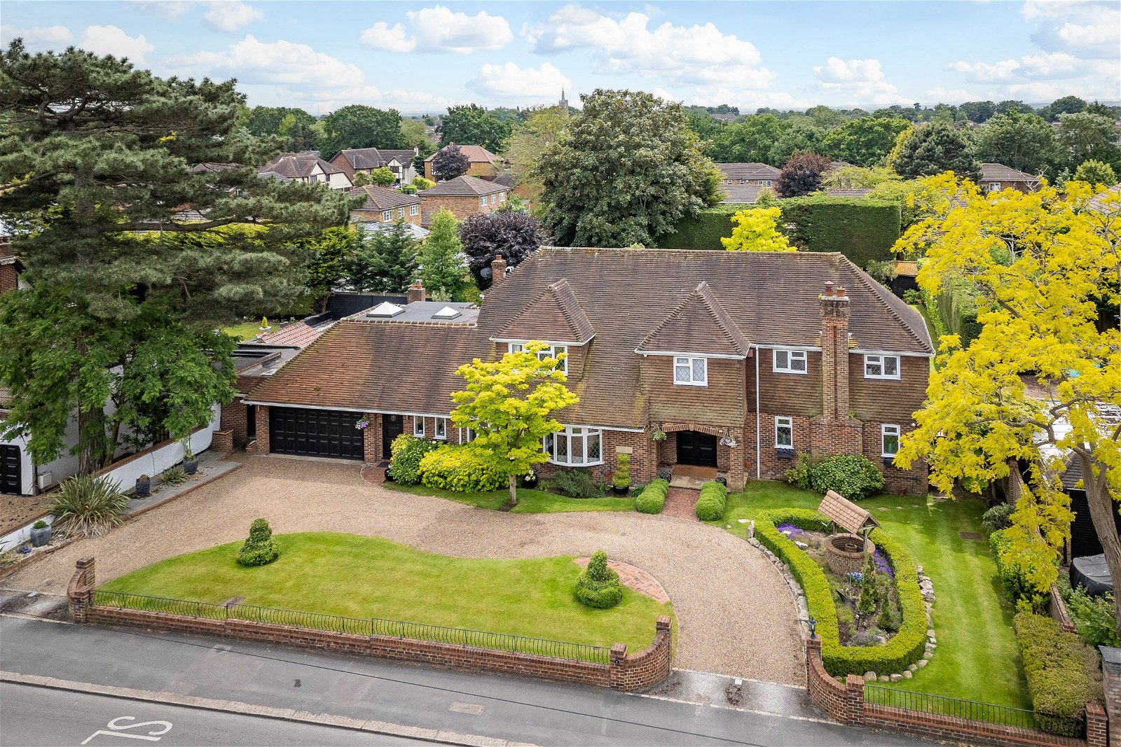 Detached House: for sale in Emerson Park Hornchurch