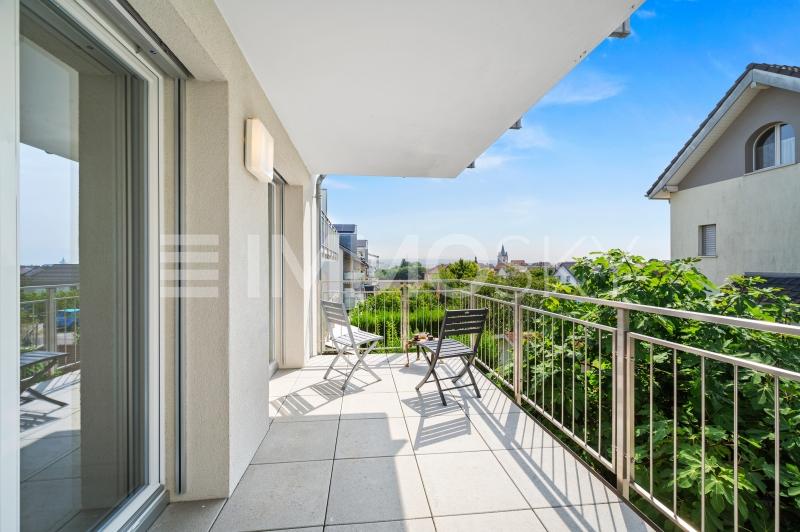 4.5 room duplex with large office, garden and parking spaces included