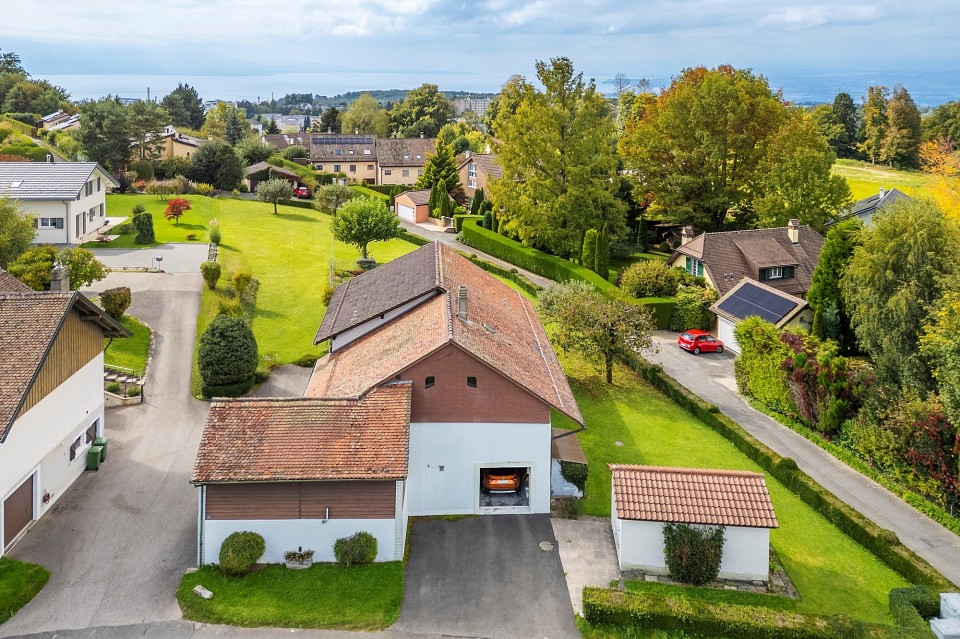 Rare in Epalinges: unclassified farmhouse with large building land