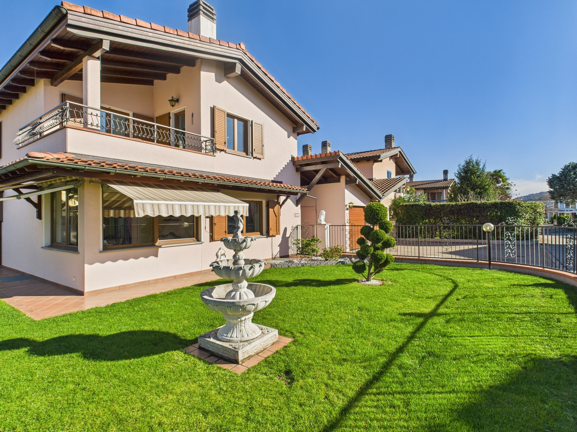 Elegante villa 7 locali con ampio giardino a Stabio