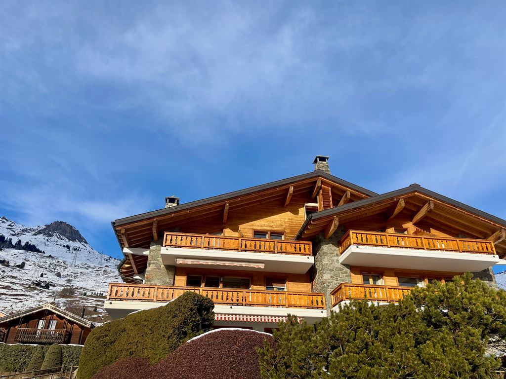 Bright duplex of 142 m² with valley views and balconies