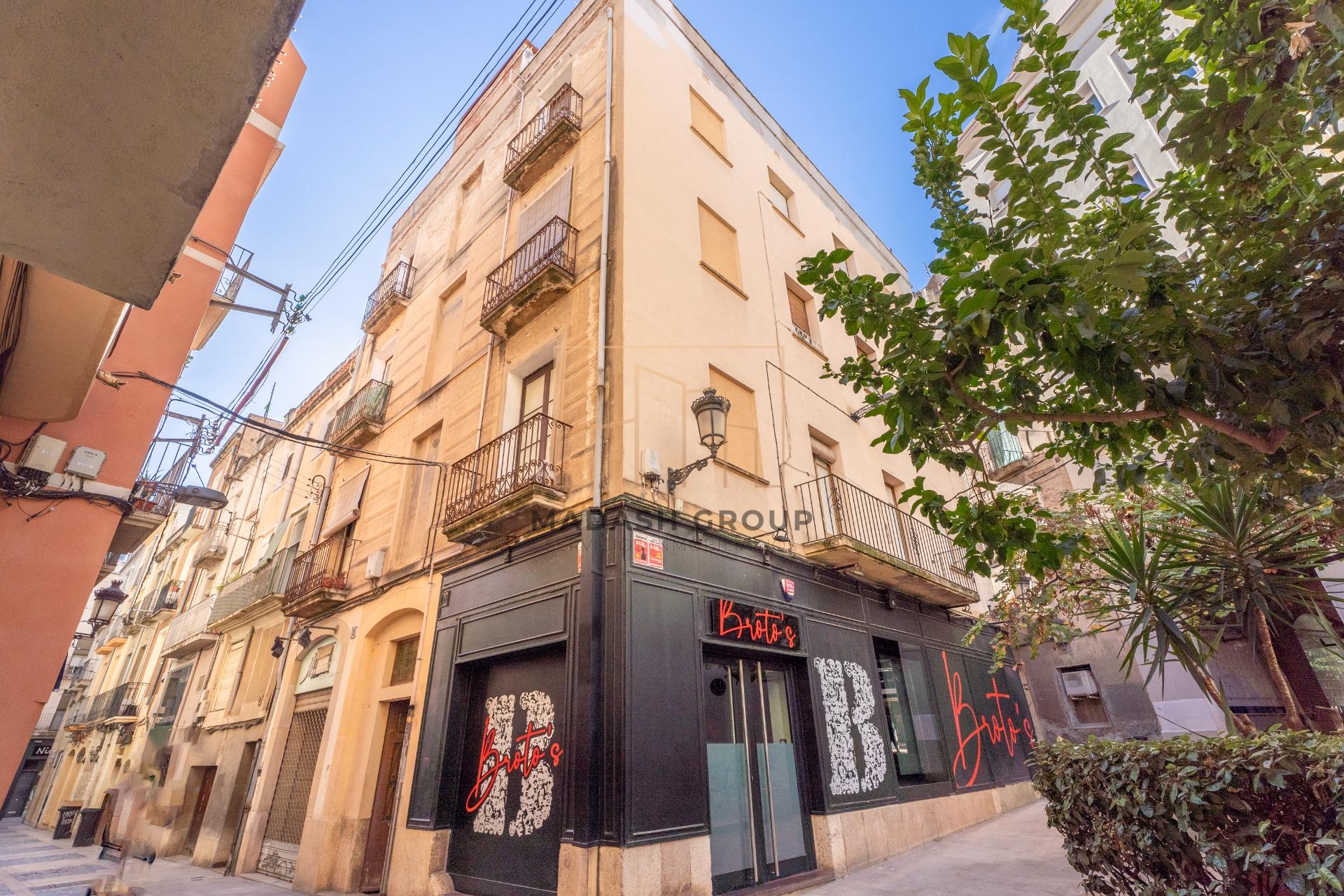 BUILDING TO BE REFURBISHED IN THE CENTRE OF REUS