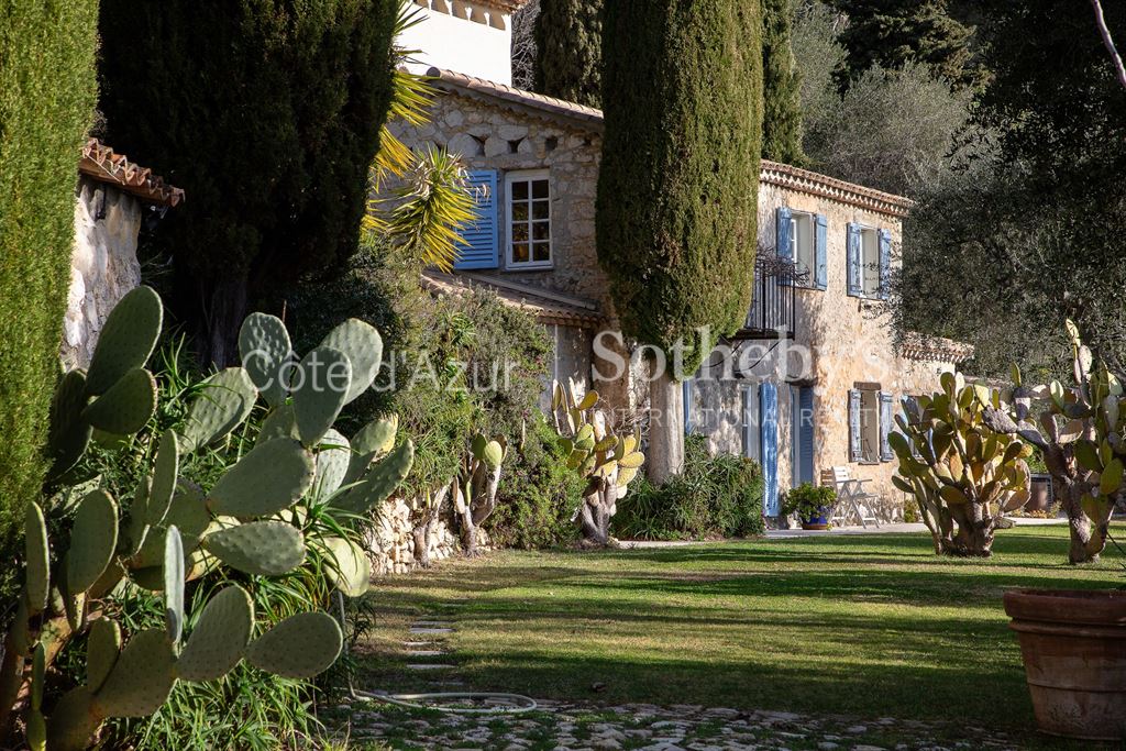 Magnificent renovated Provencal property just a few steps from Monaco - sea view.