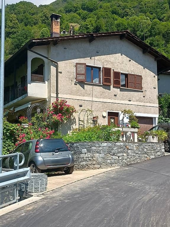 Casa bifamiliare con vista panoramica in zona residenziale di Cugnasco