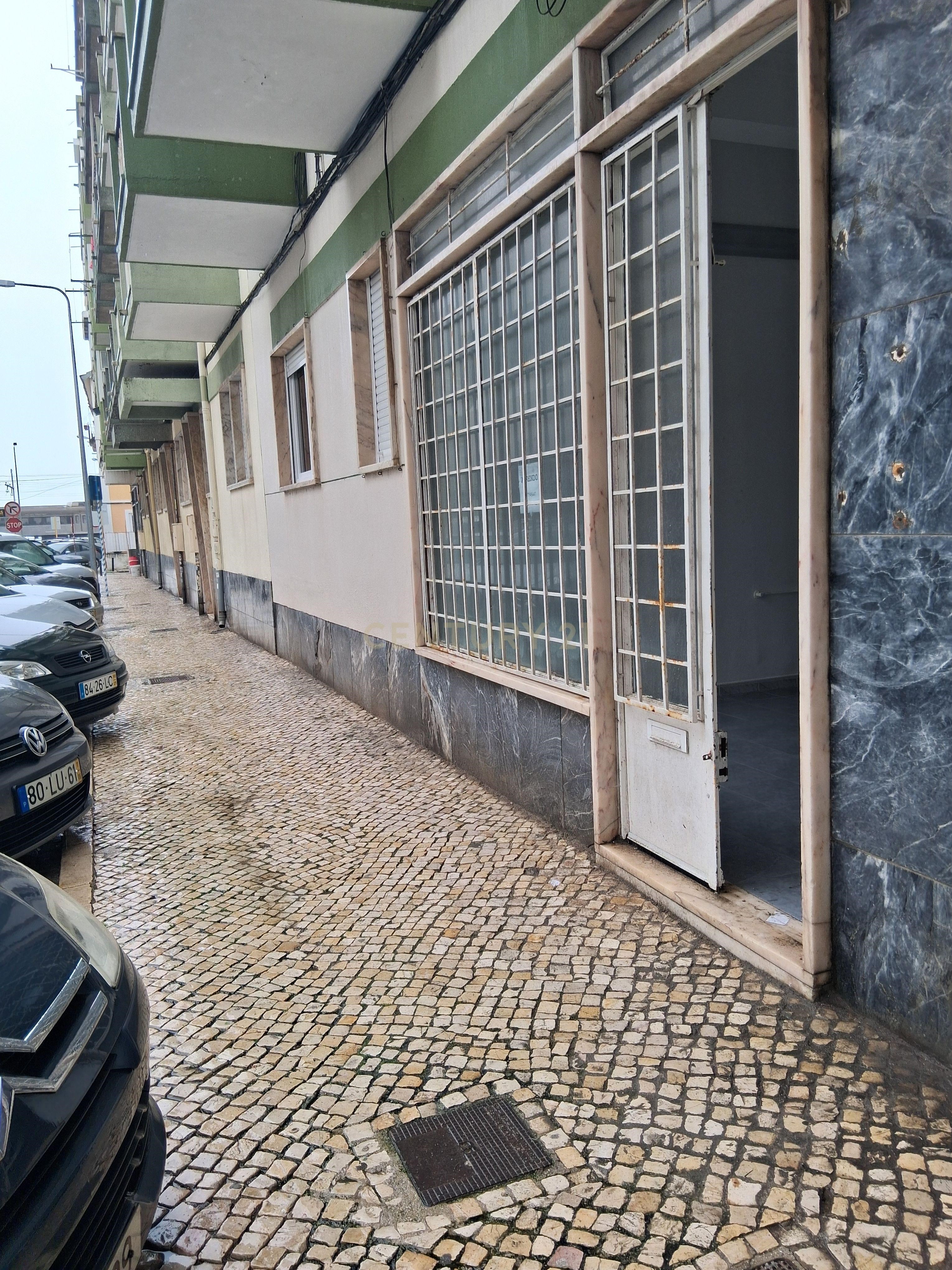 Charming Storefront in União das Freguesias de Algés