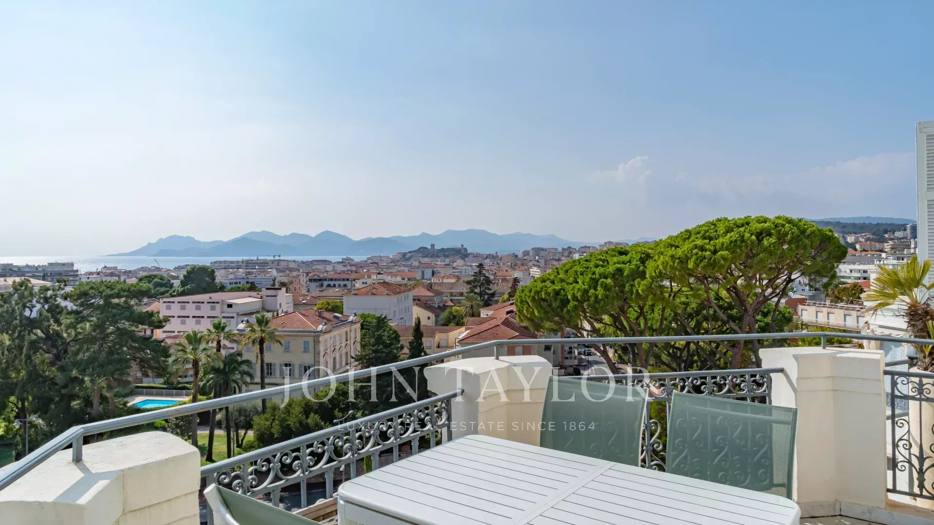 Cannes center very nice top floor apartment with sea view