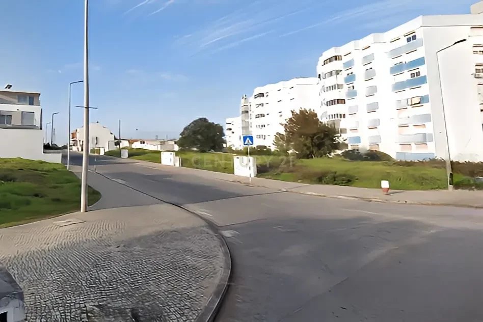 Terreno Urbano de 175,8 m² con Proyecto de Vivienda Aprobado en Santo António da Charneca, Barreiro