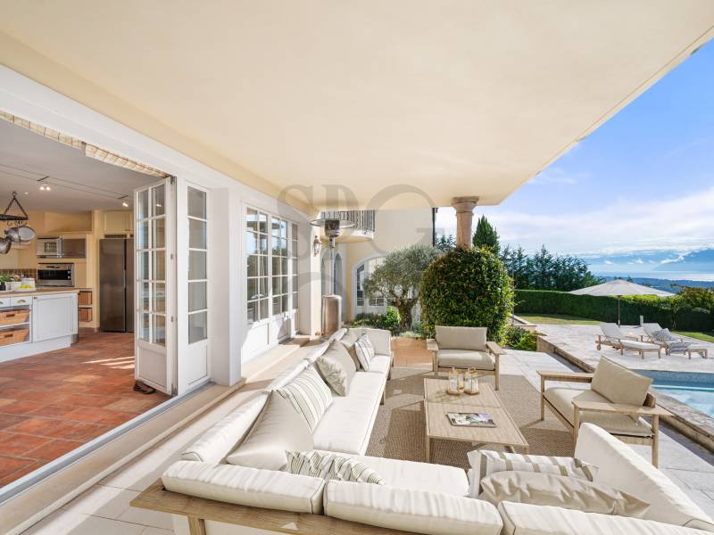 A Mediterranean setting between vineyards and lake