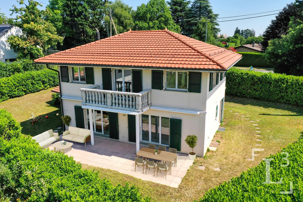 Detached villa with garden close to the city center