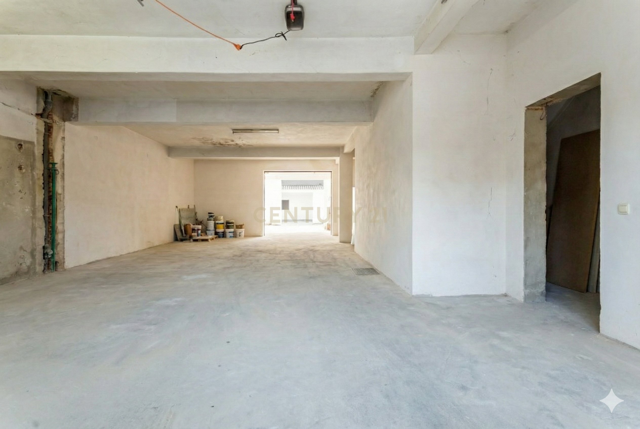 Warehouse with industrial use in the center of Montijo.