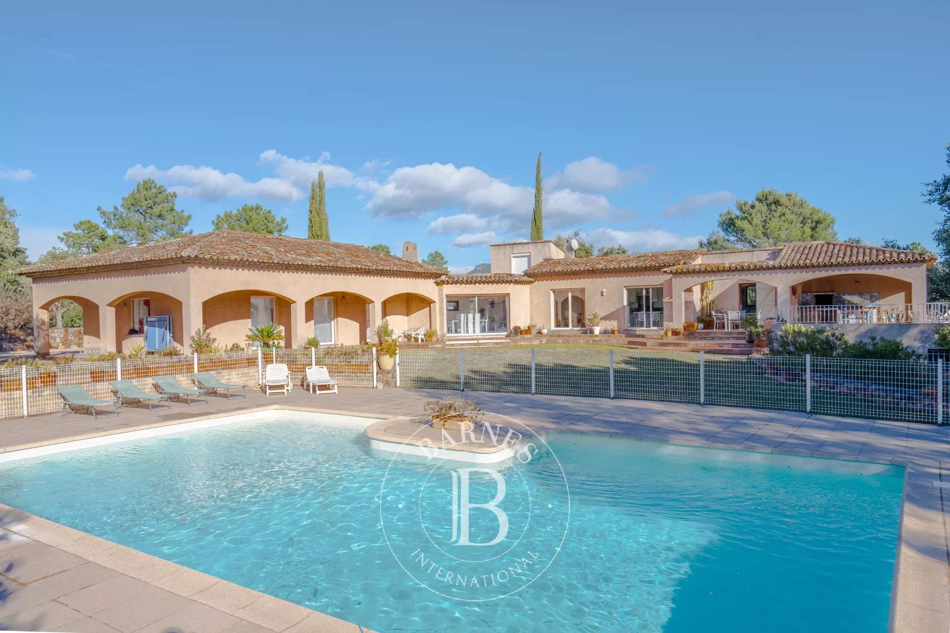 SINGLE-STOREY VILLA - SWIMMING POOL - VIEW OF ROQUEBRUNE ROCK