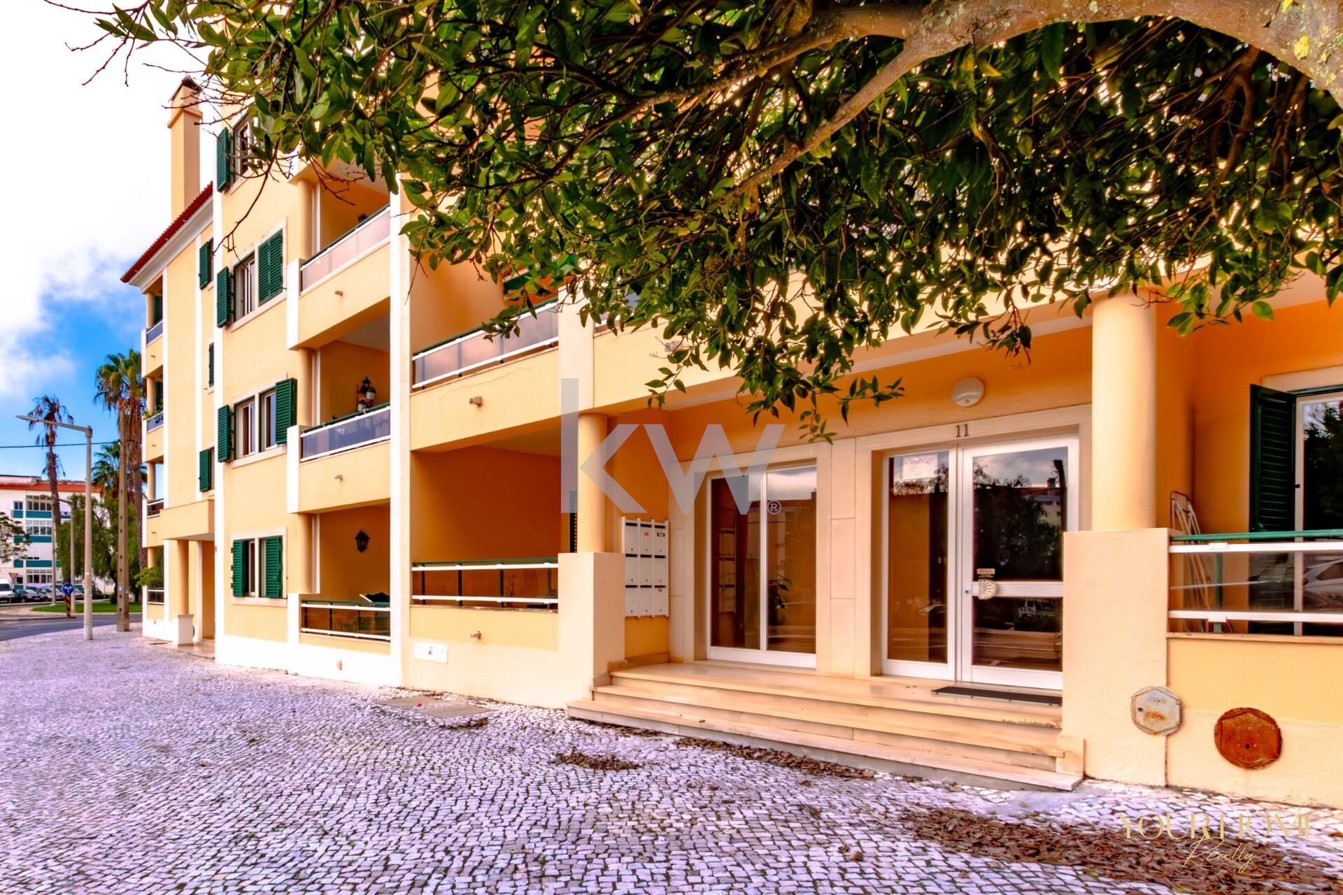 Spacious 1 bedroom apartment, with large terrace and garage, in a prime location in Parede -Cascais