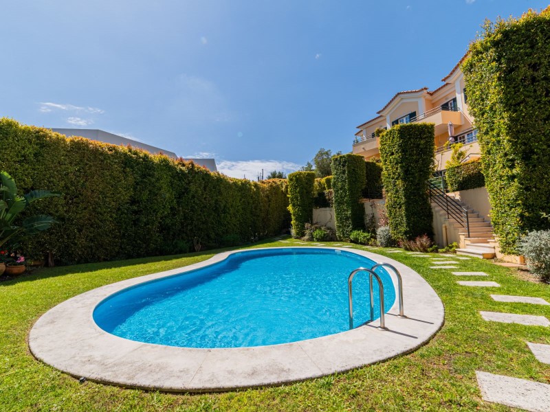 Fabulous townhouse in Estoril centre in gated community with swimming pool, as new
