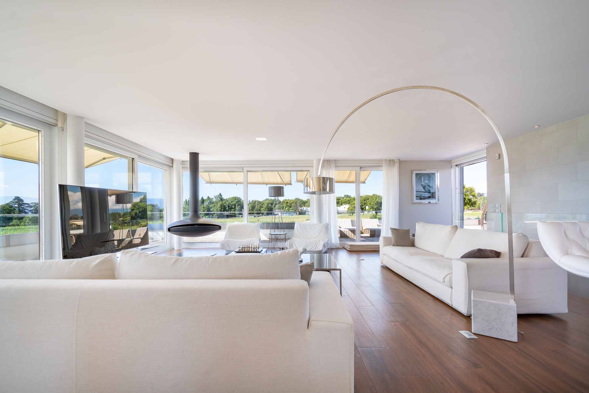 Sumptuous property with swimming pool and panoramic view of the lake