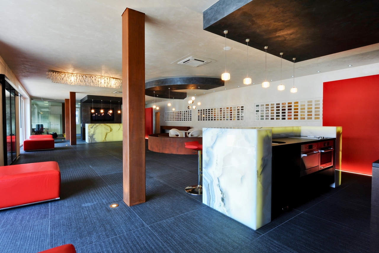 Large commercial space in a strategic area with 7 parking spaces