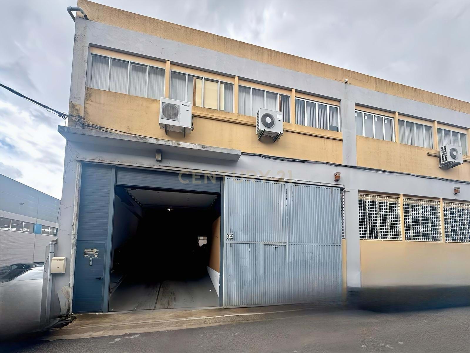 Warehouse with 947 m2 5 minutes from Lisbon Airport