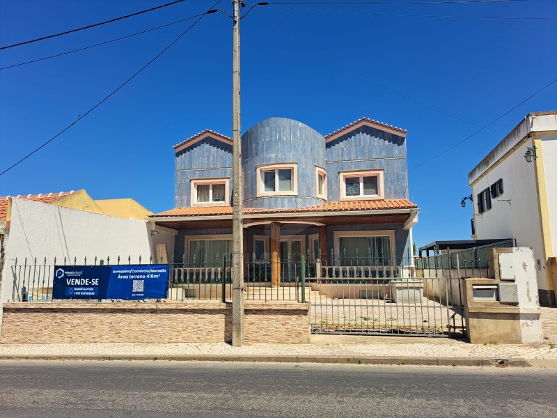 House in Quinta do Anjo / Commercial Space