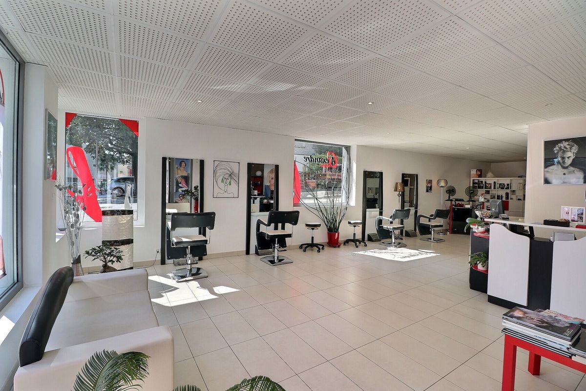 NICE COMMERCIAL PREMISES IDEALLY LOCATED IN THE CENTER OF MONTREUX WITH VERY GOOD VISIBILITY