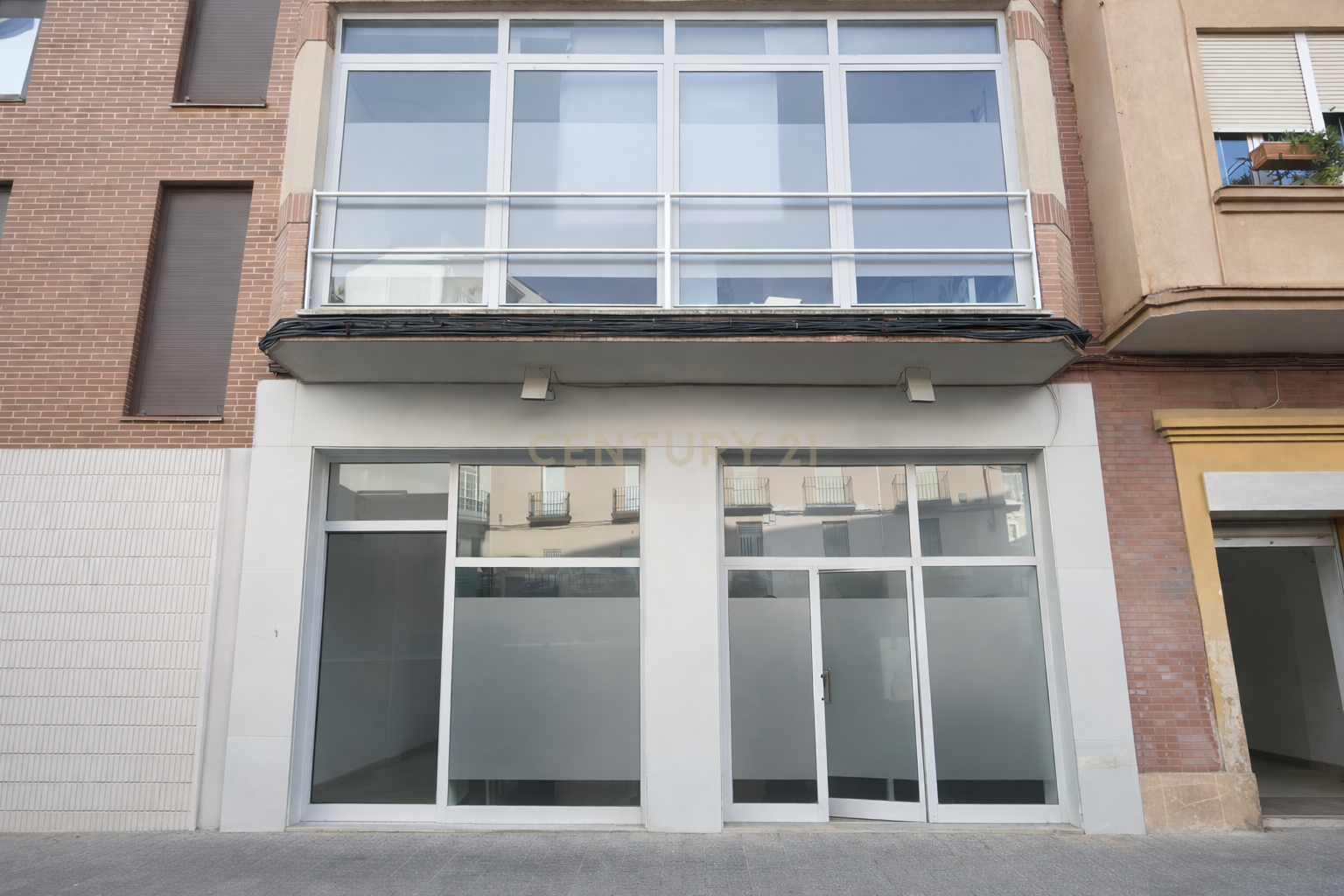 🏢 Large Commercial Property for Sale in Plaza Marrón 1, Cáceres | High-Potential Investment