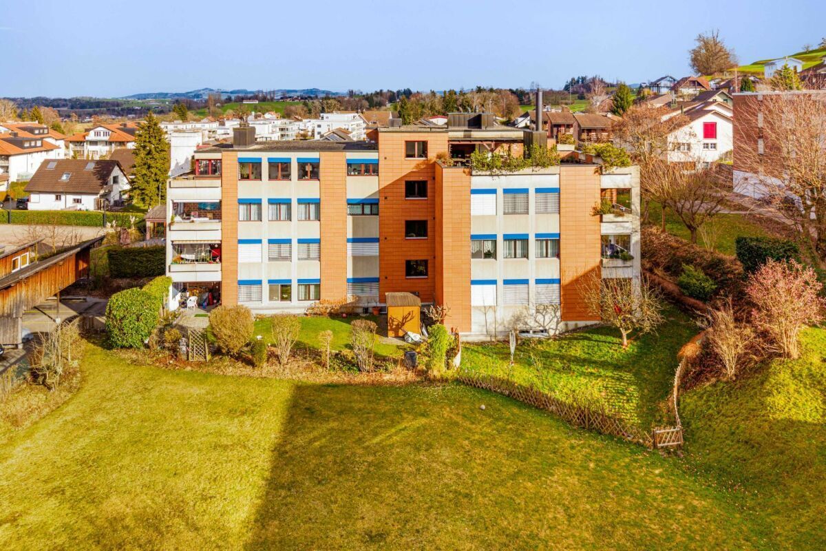 STYLISHLY RENOVATED 4.5-ROOM APARTMENT IN A QUIET RESIDENTIAL AREA OF OBERUZWIL