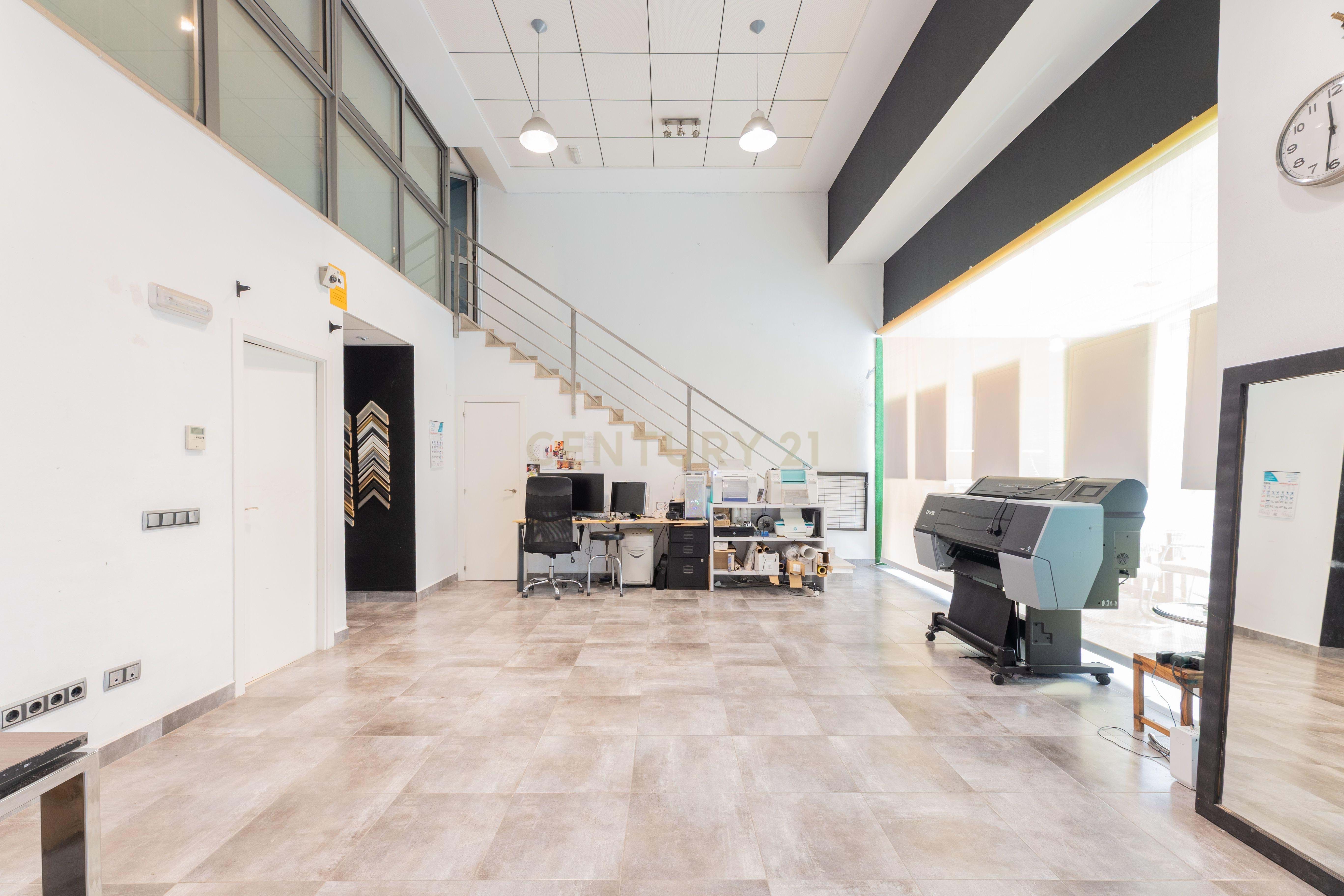 Central commercial premises in excellent condition, with high ceilings and direct street access