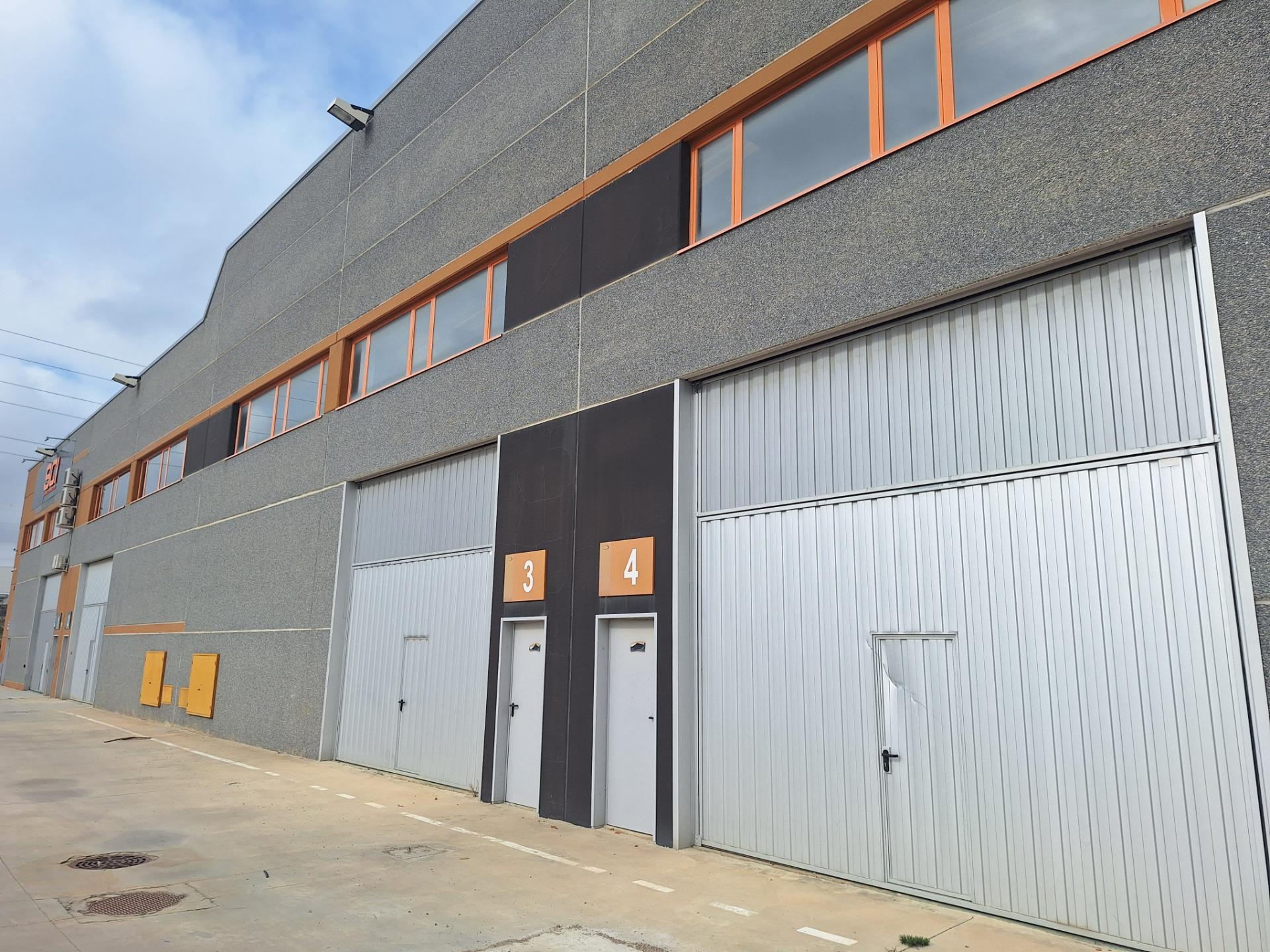 Four industrial warehouses for sale in Empresarium.
