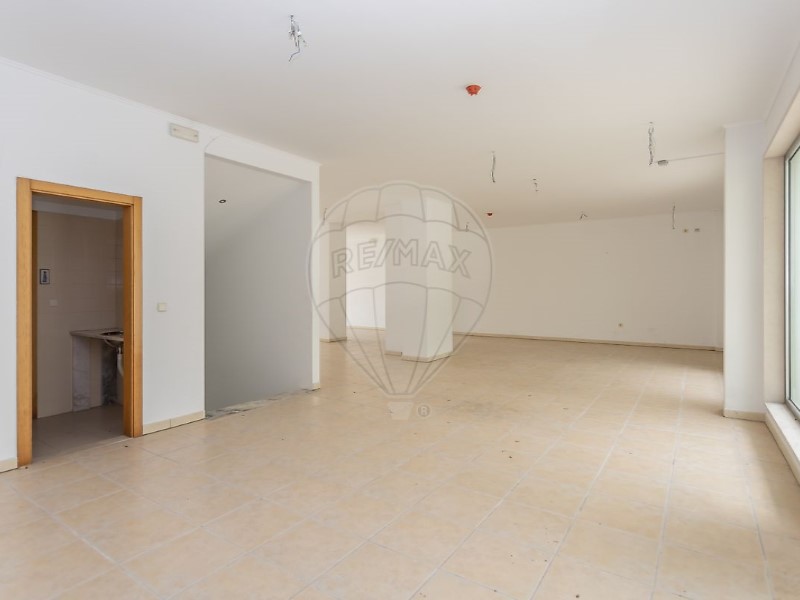 Commercial for sale in Camarate, Portugal