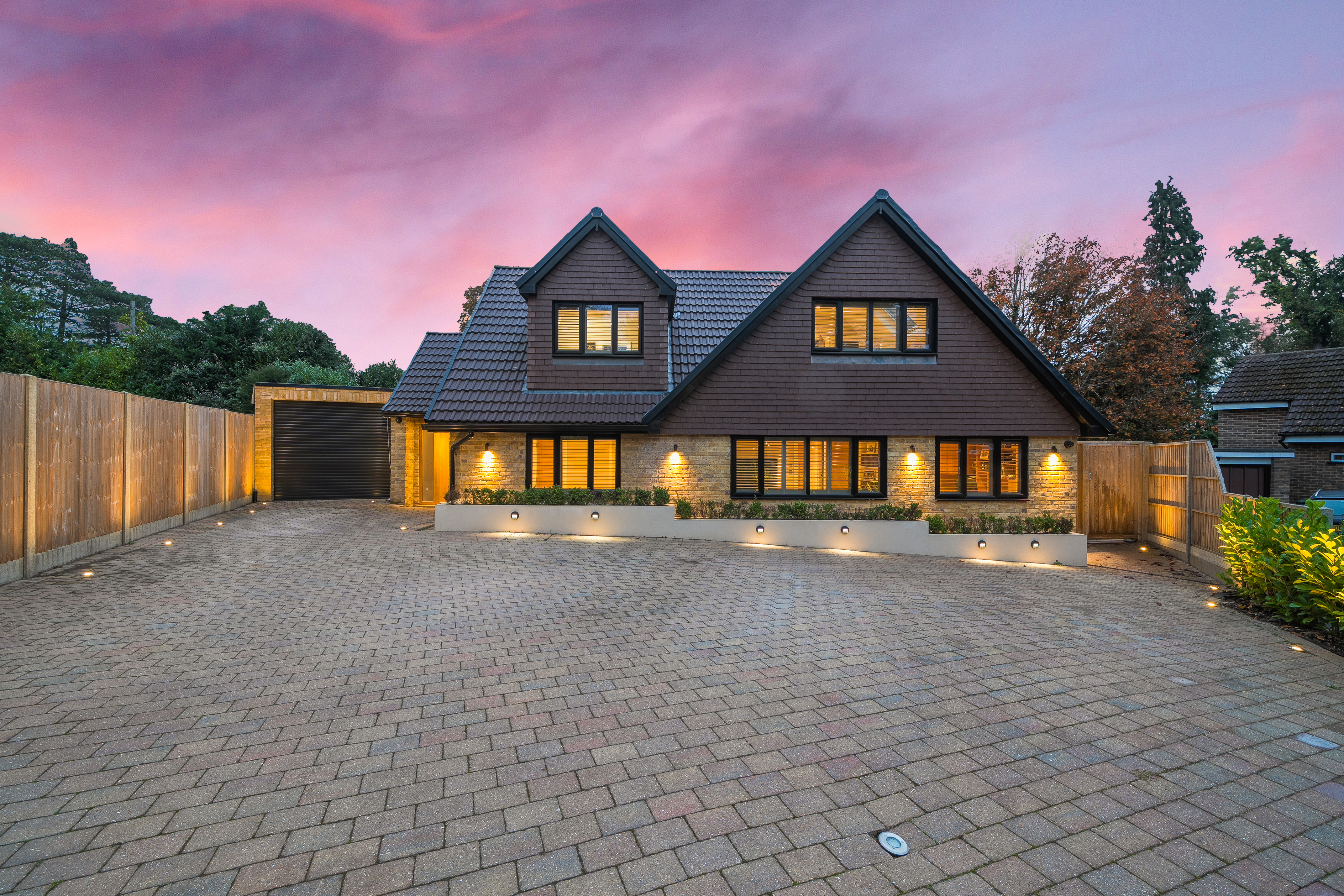 Detached House: for sale in WARLINGHAM