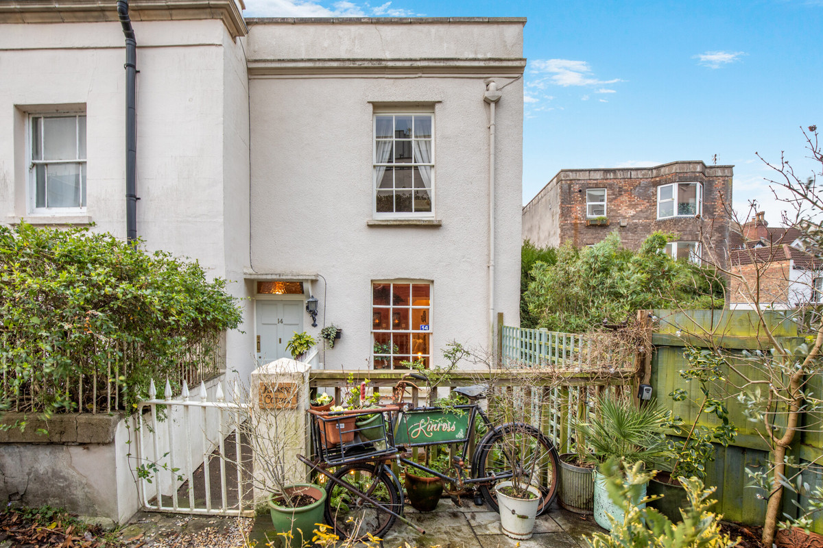 Semi-Detached House: for sale in Clifton