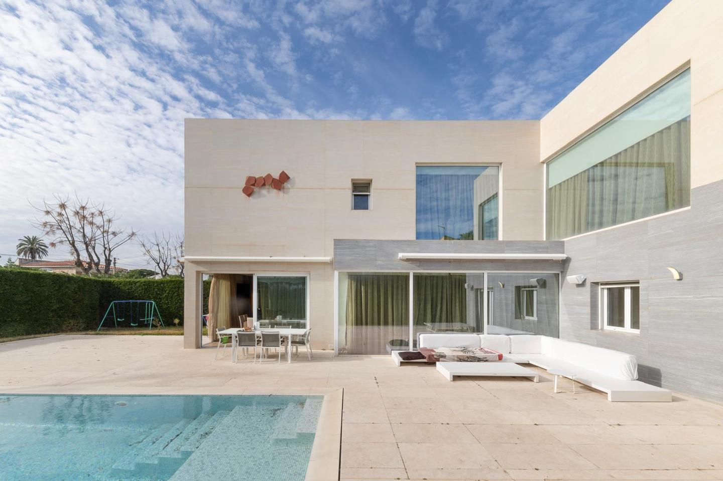 Empuriabrava, modern house with 5 bedrooms, pool 6x12m, garden and garage