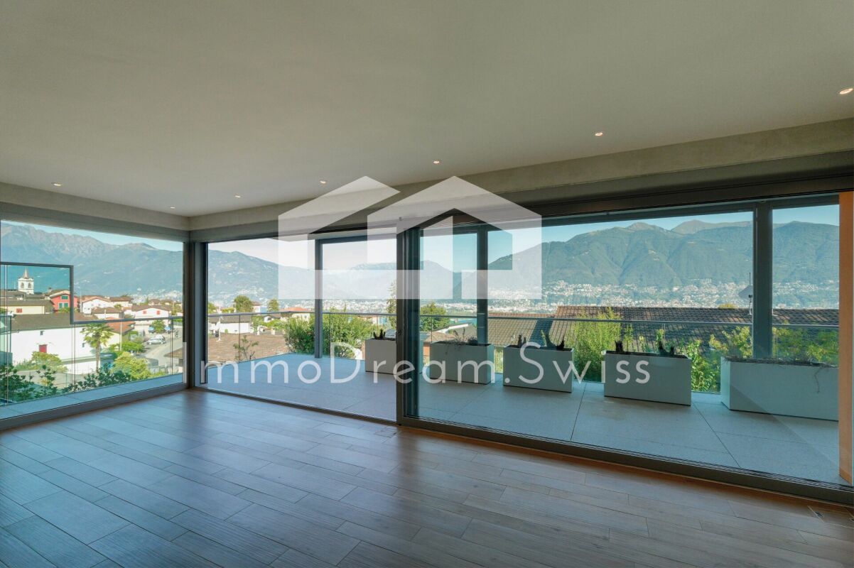 Attractive 4 1/2 room condominium on the 1st floor, with great views of Lake Maggiore and the mountains