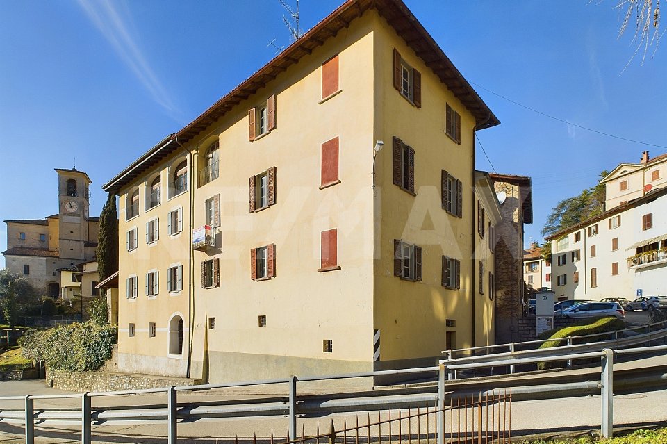 Renovierungsbedürftiges Gebäude mit Baugenehmigung für 3-4 Wohnungen