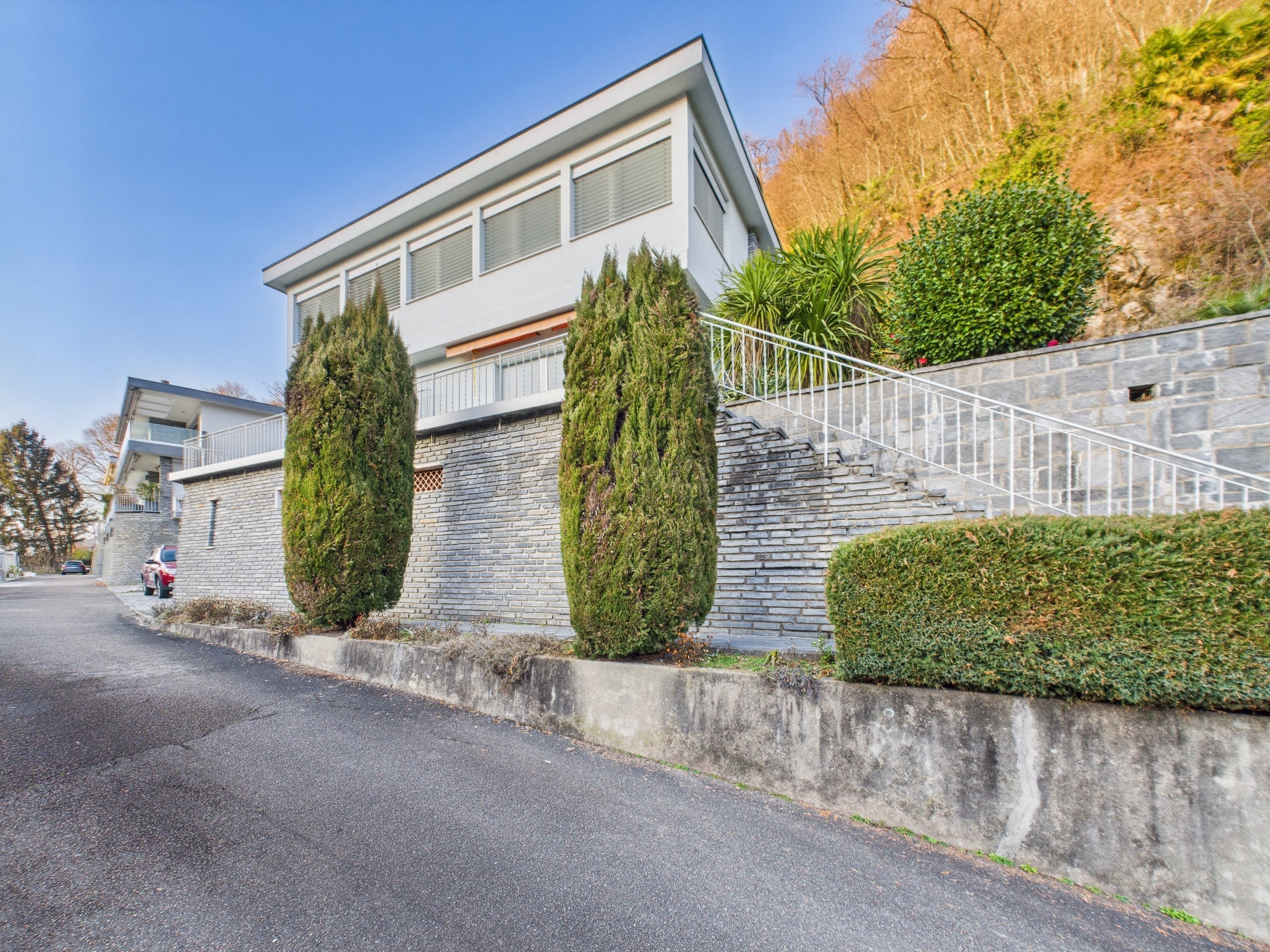 Spaziosa villa 5.5 locali con ampio giardino e vista aperta a Caslano