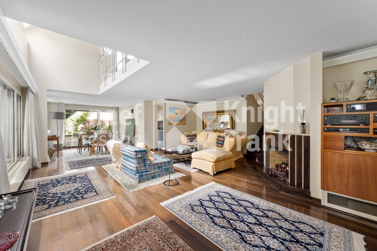 Superb apartment with large rooftop terraces.