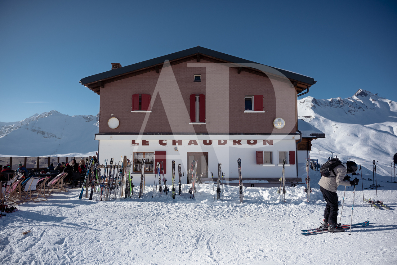 Restaurant with ski-in-out guest rooms in Champéry Planachaux